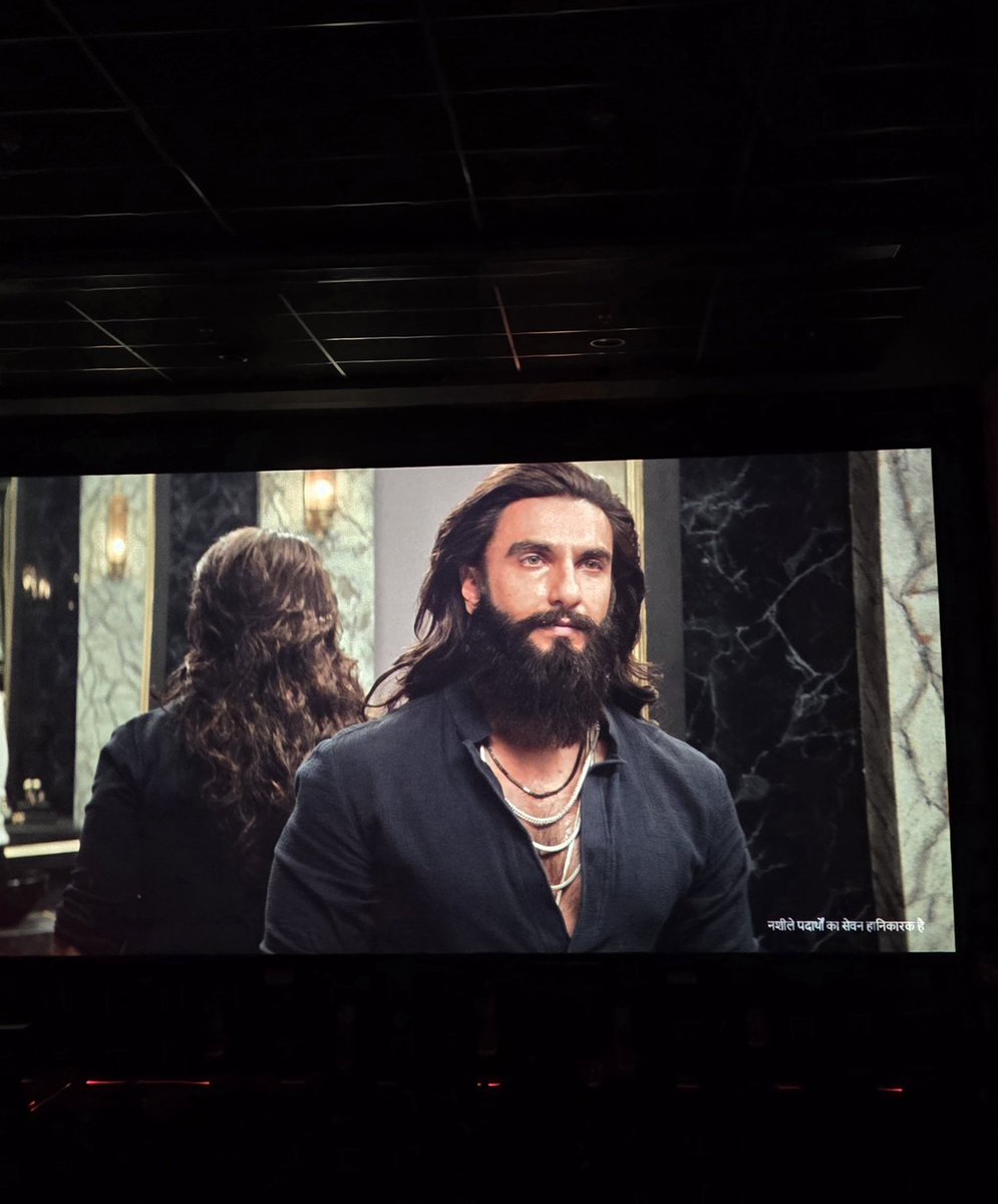 DivyaSindu's tweet photo. Watched #Dhurandhar2 for the 2nd time. Ranveer is stylish,stunning and totally captivating in every frame😍❤️Loved the way he showed distinctive emotions and body language for Jaskirat and Hamza🔥 #DhurandharTheRevenge @RanveerOfficial @AdityaDharFilms https://t.co/yDI1JUyKiU