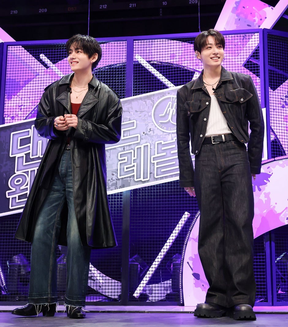 koovarbie's tweet image. According to Japanese Media Taehyung and jungkook will do :

▪︎ A collab dance to Dynamite
▪︎ First-ever performance of their new song in Japan
▪︎ A real, no-staff talk session with Snow Man.

📺 April 3 &amp;amp; April 17, 7 PM — two 3-hour special episodes