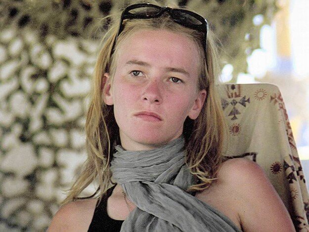 16. marca je minilo 23 let od nasilne smrti mlade ameriške  aktivistke Rachel Corrie. V Gazi v mestu Rafa so jo ubili Izraelci, ko je hotela zaščititi nezakonito rušenje palestinskih hiš. Povozil jo je buldožer. Vtisnite si v spomin ta angelski obraz, ko boste šli na volišča.