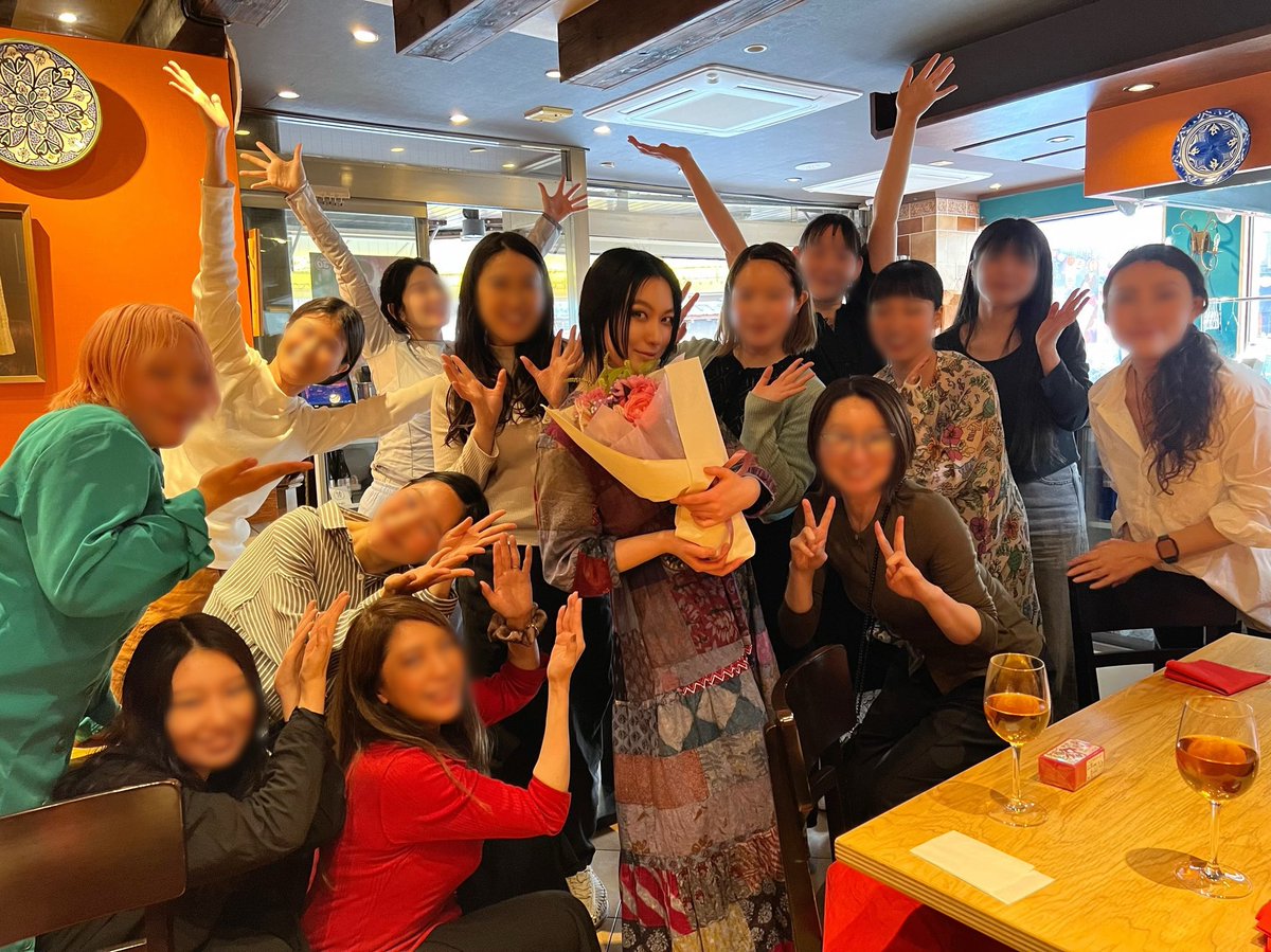 inu1dog1's tweet photo. 最初の数年（写真1）はほとんど居なかったレッスン生も徐々に増え、最近は毎年お店を貸し切って発表会を開催（写真2,3）するようになりました。
5月からの新規受講生も受付中です。
以下HP「レッスン生になるには」よりご応募ください。
https://t.co/rqOs2G7v1A https://t.co/huipA9Yu4i