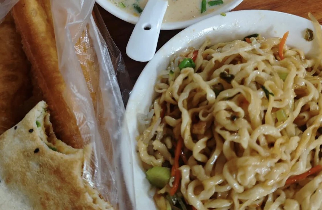 在兰溪早餐的江湖里，拌面是当之无愧的“王者”。