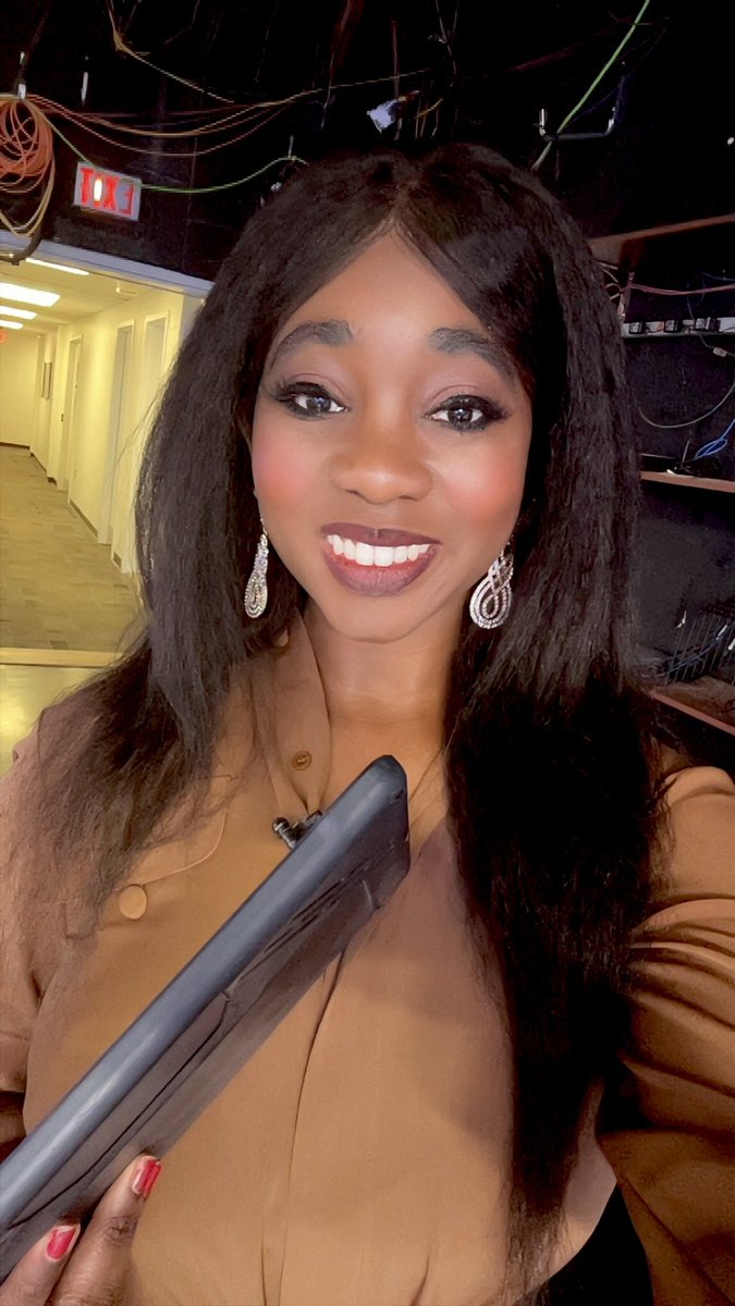 simonejnews's tweet image. The TV screens took my coffee-colored shirt and turned it into a burnt orange this morning— which works for the NCAA fan fest in town in Greenville.. I guess. LOL. 

Happy FriYAYE!! 🏀
Drop your weekend plans for fun below.. 👇🏾 #Fridayfeels #happyFriday