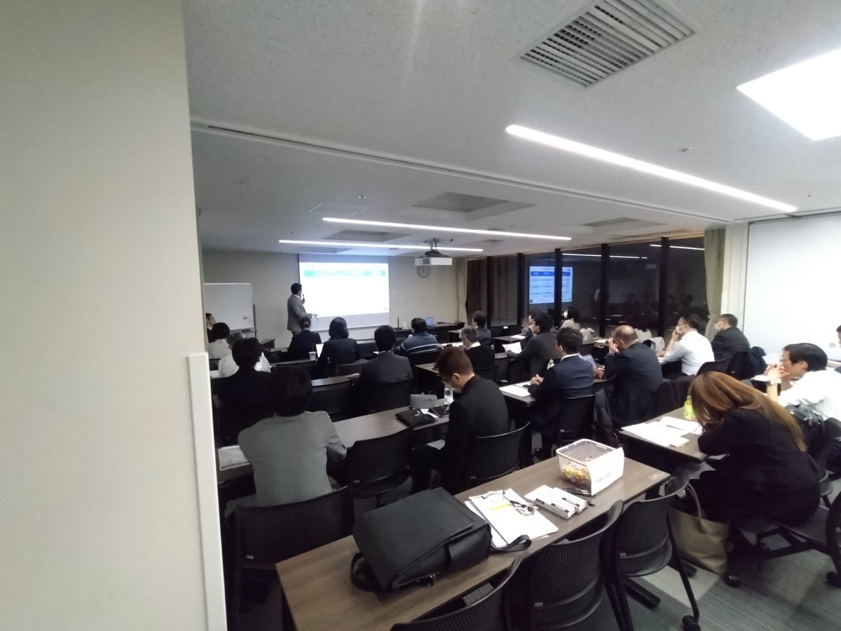 saruyagi_7's tweet photo. 昨日は、豊島支部研修会を開催しました。戸川大冊先生をお迎えして「民泊法務の最前線」〜戸川講師が語る住宅宿泊事業・旅館業法の実務と最新規制動向〜をテーマに実施しました。戸川先生の話に引き込まれる2時間でした！
その後の懇親会も盛況で、運営側としても良かったのではと思っています！ https://t.co/SgfH6PmKah