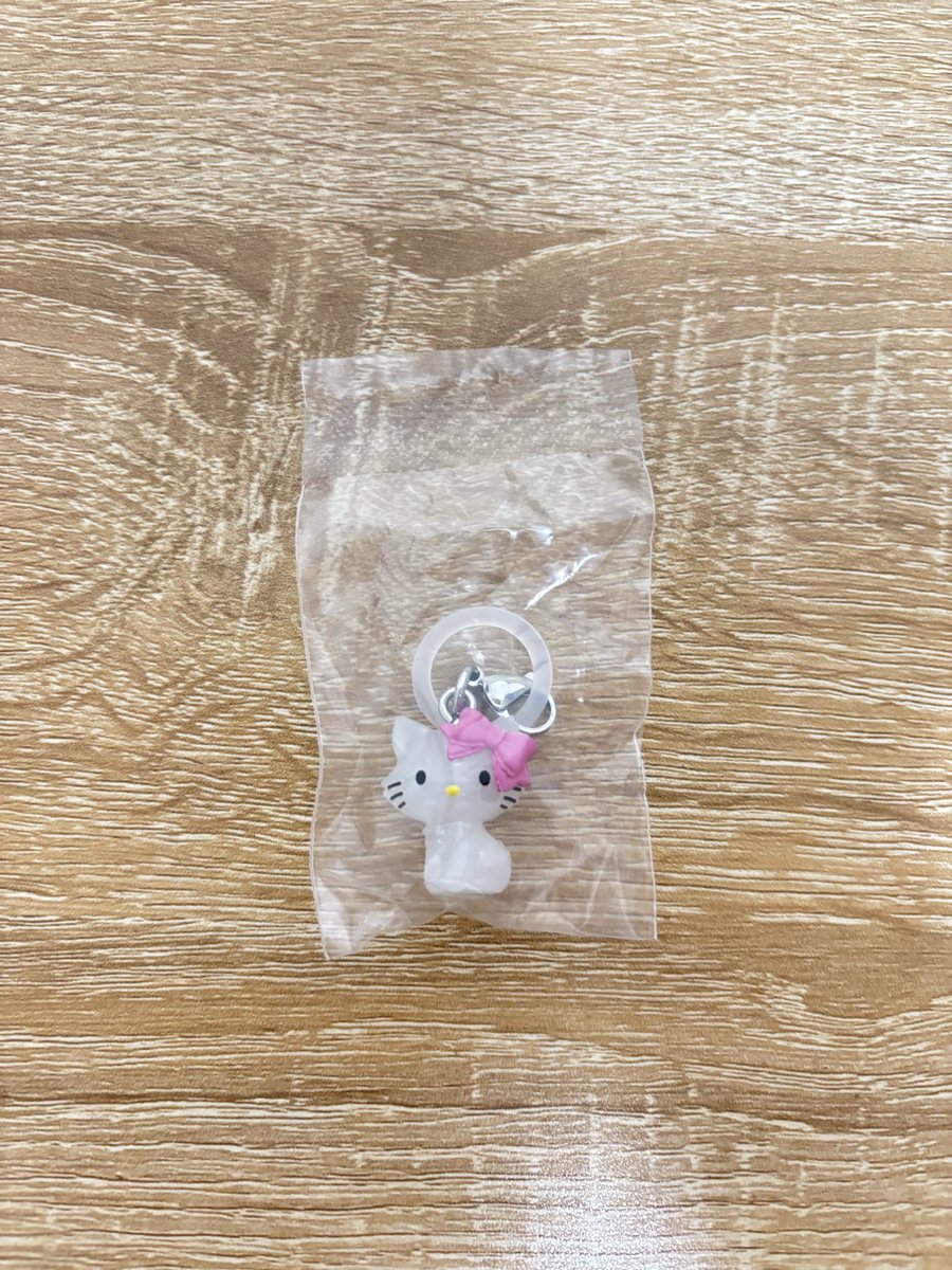 ogei1010's tweet photo. ハローキティ めじるしアクセサリー ガチャ 交換

譲：チャーミーキティ 
求：天使 

明日都内にて手渡し可能or郵送にて
お取引希望です🙇‍♀️ https://t.co/KuPjvcyMsO