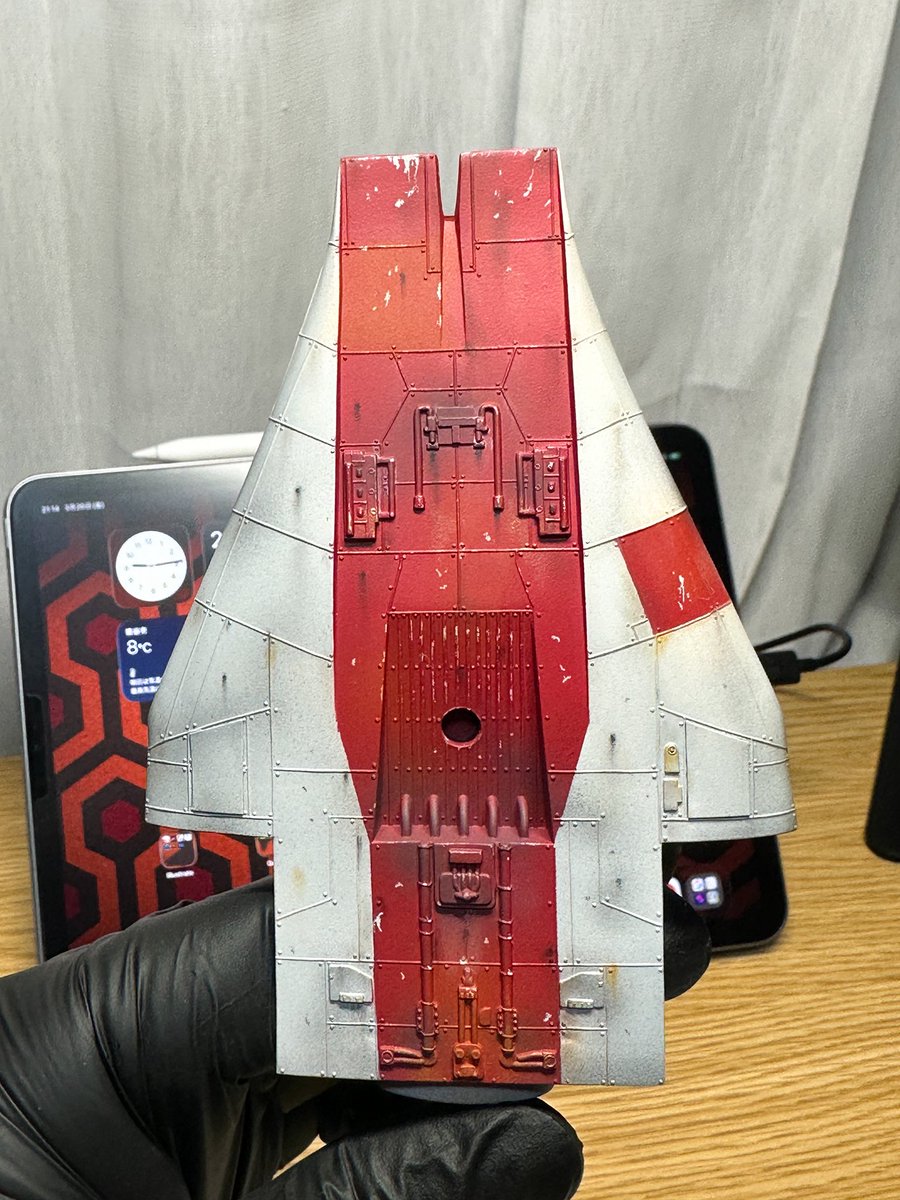 Ani_Kuzunishi's tweet photo. 機体下面が終了。褪色してる部分と焼けている部分とのグラデーションを意識しながら仕上げてみた。弾痕の位置もプロップ準拠なので、雰囲気だけは大変良い感じ。
#mpc #AWing #StarWars https://t.co/IG65DvMfFM