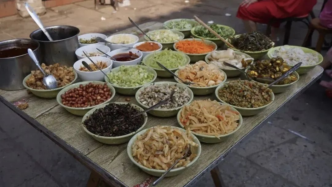 在兰溪早餐的江湖里，拌面是当之无愧的“王者”。
面条可以选细面和馄饨面。细面口感更筋道，馄饨面更宽，口感更薄。
面条沸水下锅滚几下就捞出，碗里撒上葱花，浇上一勺灵魂热猪油增香。但还远远不够，最绝的酱汁与小菜才是重头戏。