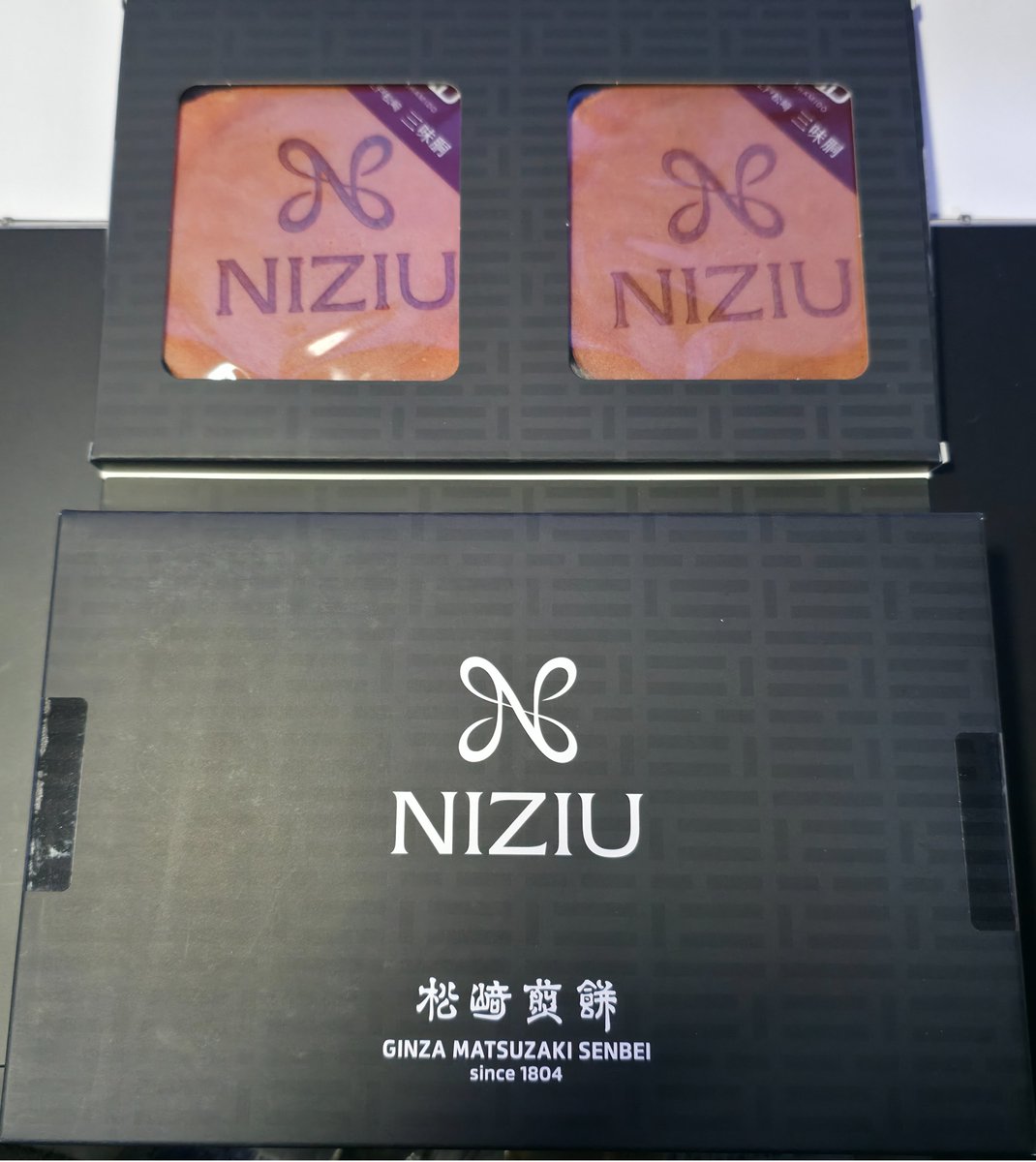 LeSeyde's tweet photo. 今日銀座松崎煎餅さんでNizuUの煎餅を購入してきました
松崎煎餅さんは初めて購入しましたがとても美味しゅうございました
ケースもシックで奇麗でした
また購入したいと思います

#NiziU #ニジュー #니쥬 #WithU https://t.co/Na1YJ9vIhb