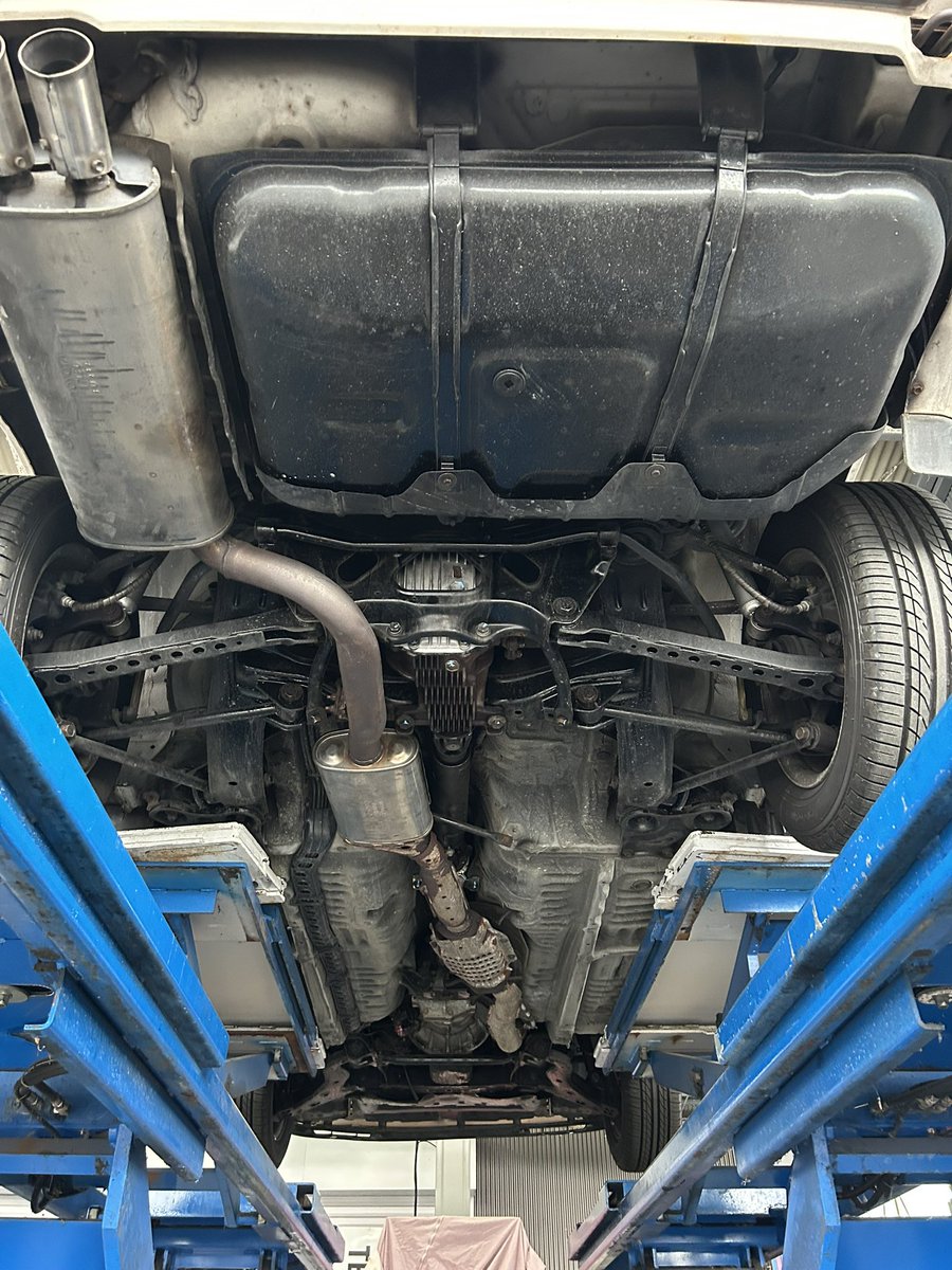 お久しぶりの70
デフあたりの異音がずっと気になってて、やっと修理できました
何故か純正？のトルセンが入っていたようで、部品調達が大変だったと
まだ他にもお直しがあるので、そのまま置いてきました笑