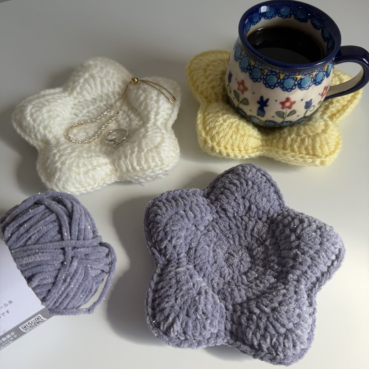 tsumu__crochet's tweet image. 星のぷっくりコースターを編んでみました〜！🪡✨

綿をたっぷり詰めているので、もっちりとボリュームのあるコースターに仕上がりました🌟

アクセサリーなどを置いて小物置きとして使うのもおすすめです🫶🏻

簡単に編めるので、ぜひお好きな毛糸で編んでみてください🧶