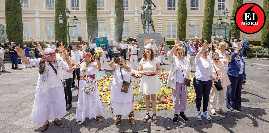 ElInformanteMX's tweet photo. @UAEM_MX celebra la llegada de la #primavera con #ceremonia de #TradiciónMexica
Incluyó #danzas, #cantos en #náhuatl y una #CeremoniaSimbólica basada en la #CosmovisiónAncestral.
Tags: @PatyzarzaUaemex @Editor_UAEMex @sintesisuaemex
https://t.co/uwcrQLGzHf https://t.co/j9QN8VMReu