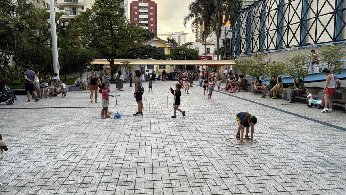 Isa_reboucas's tweet photo. Esse final de semana fui com meu filho no Sesc Vila Mariana.

Fiquei encantada com o uso do espaço.

Crianças aproveitando um domingo de sol. 

Portões abertos, espaço aberto amplo, cordas de pular e bambolês. 

Simples e muito eficiente.

É isso que eu quero pro Kasa Delas https://t.co/AYUBPx86Lr