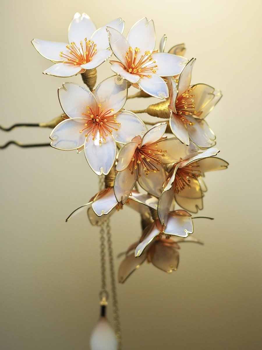 桜雲〜桜流し〜

販売を開始しました。
花びら２つと控えめですが、久しぶりの垂れのあるかんざしです。
今年は色々とデザインも変えていこうと思います^ ^