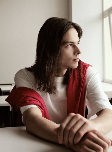 капитан школьной команды по всем видам спорта и его бфшка староста-отличник-тихоня