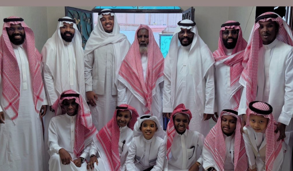 mohammedomar98's tweet photo. العيد عيدُ أبي، وضحكةُ إخوتي
وسؤالُ طفلي "أينها عيديتي" ؟
.
ورسالةٌ لا صوتَ يشبهُ صوتها 
قد أثقلتها بالحنان: حبيبتي 
.
ورفاقُ عمري أصدقائي .. من تُرى 
 يحظى بهم ويضيعُ دربَ البهجةِ؟!
.
العيدُ أنتم .. أنتُم الحلوى .. بكم 
يبدو لهذا العيدِ .. طعمُ الفرحةِ 

#عيد_الفطر_١٤٤٧ه 
#معايدات_شعرية