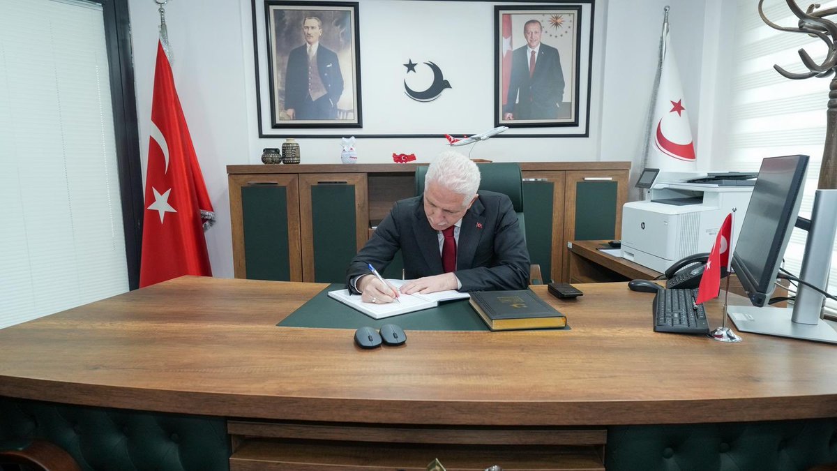 TC_istanbul's tweet photo. Valimiz Davut Gül, Ramazan Bayramı’nın 1. gününde;

✅Çatalca İnceğiz Geri Gönderme Merkezi ve
✅ Binkılıç Geri Gönderme Merkezi’ne bayram ziyaretinde bulundu. 

Vali Gül, merkezlerde yürütülen iş ve işlemlere ilişkin denetimlerde de bulundu.

Görevli personelle bayramlaşan Vali Gül’e ziyaretinde, Çatalca Kaymakamı Yasin Öztürk ve İl Göç İdaresi Müdürü Hüseyin Kemal İlday eşlik etti.

@gul_davut

#RamazanBayramı
#BayramSensizOlmaz