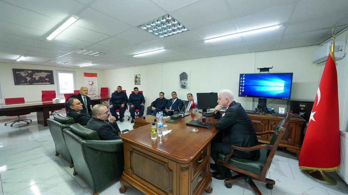 TC_istanbul's tweet photo. Valimiz Davut Gül, Ramazan Bayramı’nın 1. gününde;

✅Çatalca İnceğiz Geri Gönderme Merkezi ve
✅ Binkılıç Geri Gönderme Merkezi’ne bayram ziyaretinde bulundu. 

Vali Gül, merkezlerde yürütülen iş ve işlemlere ilişkin denetimlerde de bulundu.

Görevli personelle bayramlaşan Vali Gül’e ziyaretinde, Çatalca Kaymakamı Yasin Öztürk ve İl Göç İdaresi Müdürü Hüseyin Kemal İlday eşlik etti.

@gul_davut

#RamazanBayramı
#BayramSensizOlmaz