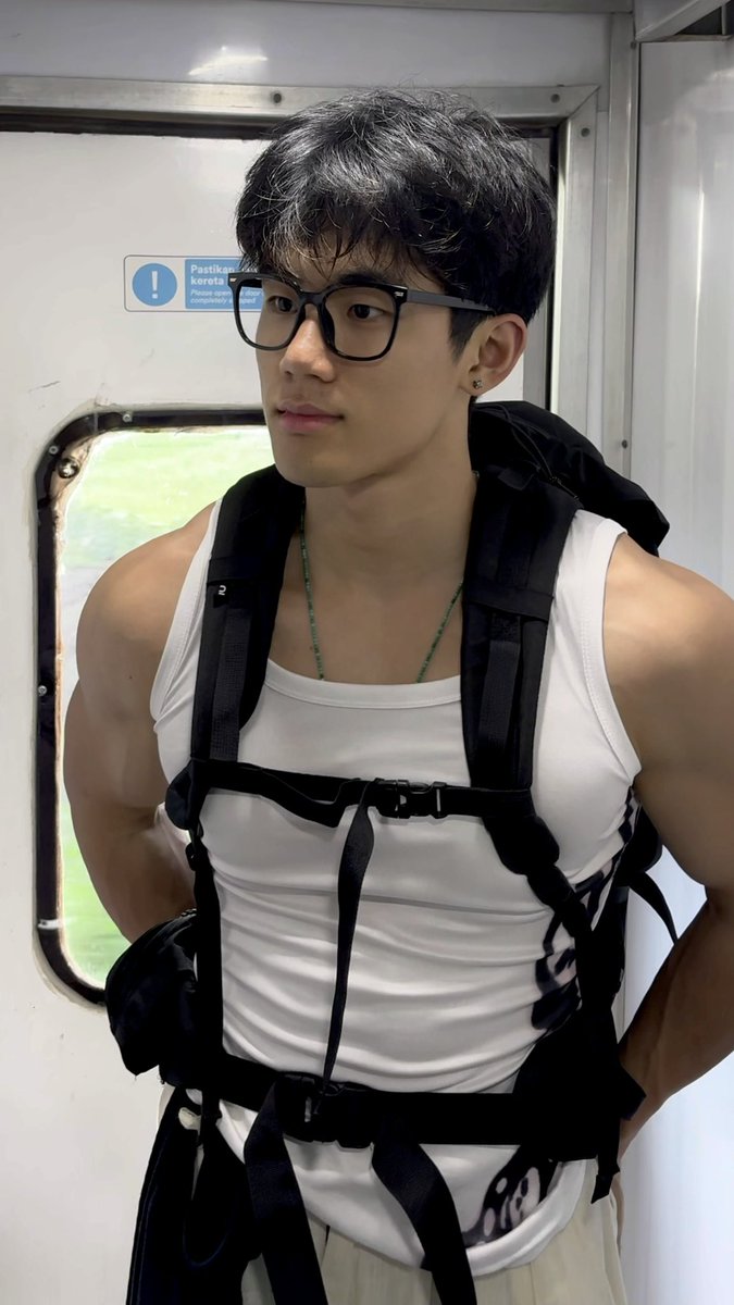 别看我小 tweet media