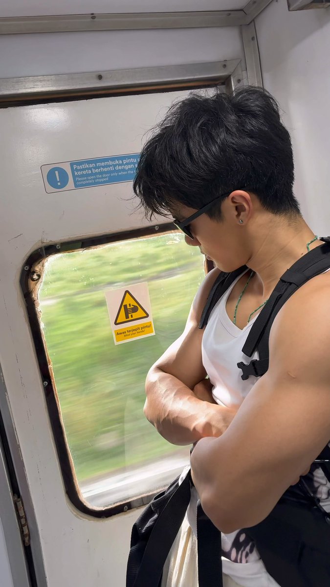 别看我小 tweet media