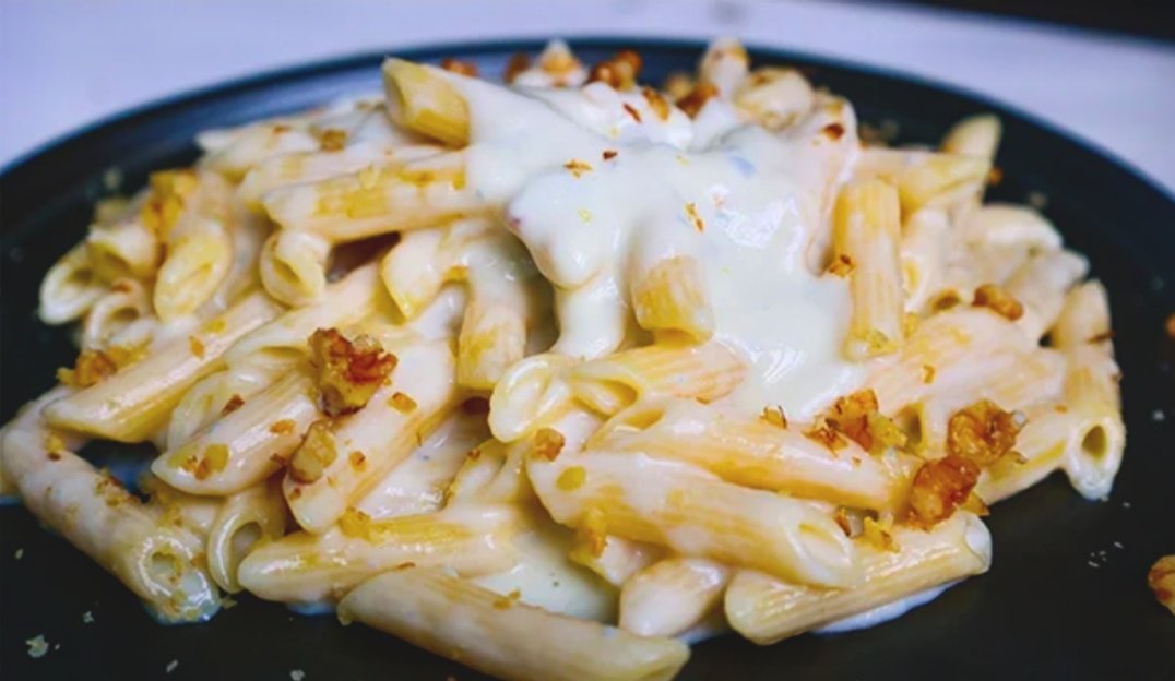 _Protagonist07's tweet photo. Eat or skip? 🤔
Creamy penne with a heavy cheese sauce and crispy bits on top… looks rich, maybe too rich. 🧀
You trying this or passing?
#EatOrSkip #FoodDebate https://t.co/Ppg4tRy590