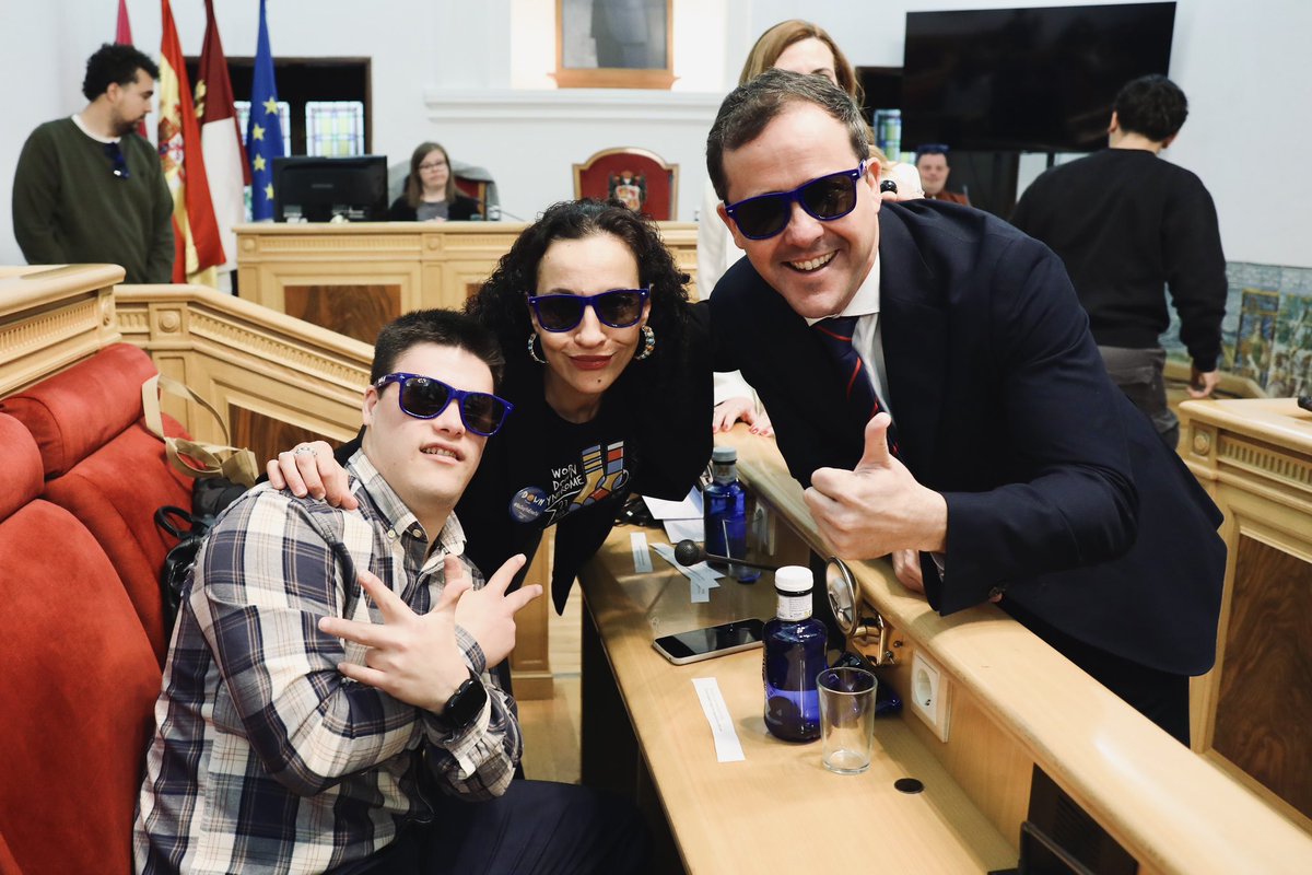 cvelazquezromo's tweet photo. 💙💛 Bajo el lema #NoSoyYoEresTú, hoy hemos celebrado en el Ayuntamiento un pleno muy especial con motivo del #DíaMundialdelSíndromedeDown. Un espacio de participación real, donde todas las voces cuentan y donde reafirmamos nuestro compromiso con una sociedad más justa, inclusiva y respetuosa.

Gracias a @DOWNTOLEDO por su trabajo constante y por recordarnos cada día que la inclusión no es una opción, es el camino. Sigamos avanzando juntos para que todas las personas tengan los mismos derechos, oportunidades y el lugar que merecen en nuestra ciudad.