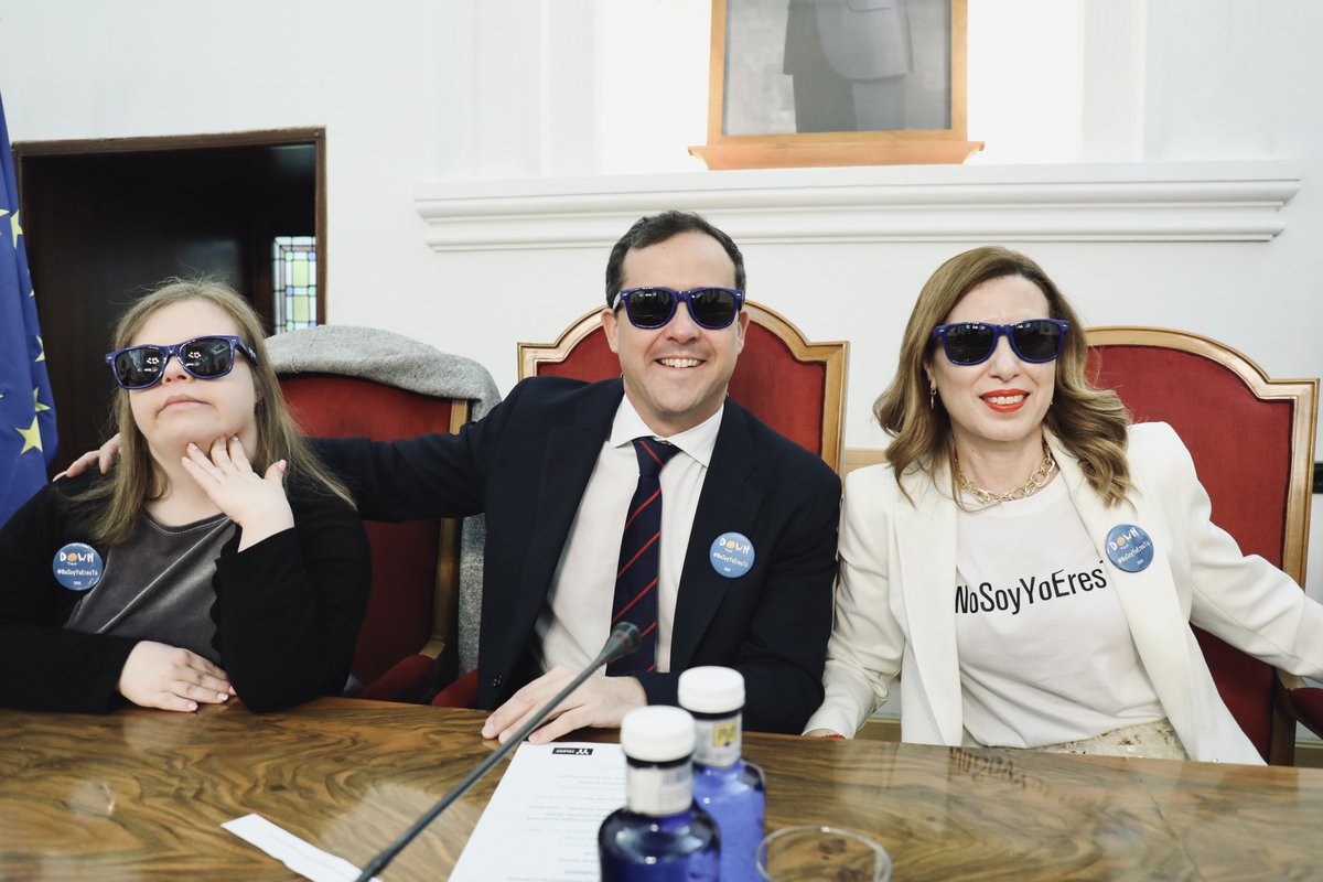 cvelazquezromo's tweet photo. 💙💛 Bajo el lema #NoSoyYoEresTú, hoy hemos celebrado en el Ayuntamiento un pleno muy especial con motivo del #DíaMundialdelSíndromedeDown. Un espacio de participación real, donde todas las voces cuentan y donde reafirmamos nuestro compromiso con una sociedad más justa, inclusiva y respetuosa.

Gracias a @DOWNTOLEDO por su trabajo constante y por recordarnos cada día que la inclusión no es una opción, es el camino. Sigamos avanzando juntos para que todas las personas tengan los mismos derechos, oportunidades y el lugar que merecen en nuestra ciudad.