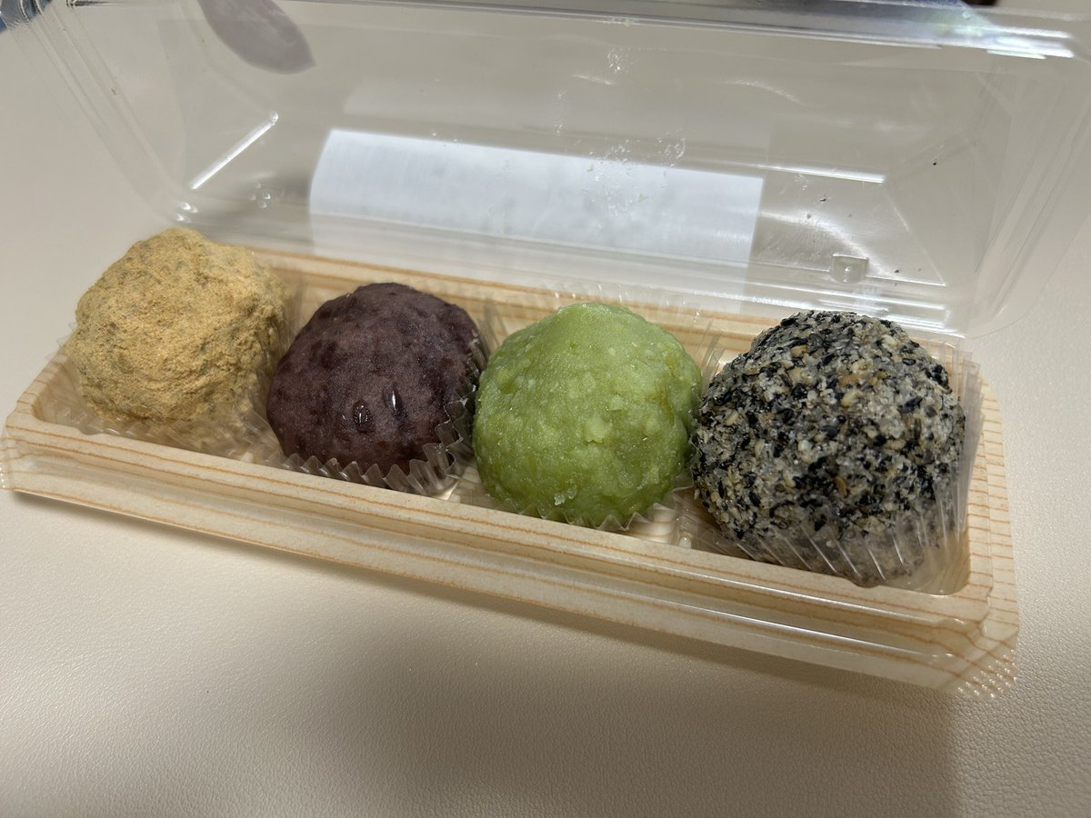 お彼岸らしいことない何もしてないけど
とりあえず
おはぎ買った‥笑

ごまのやつ、なんか1人だけ飛び出てて生き急いでる感がすごいんだけど‥気のせい？