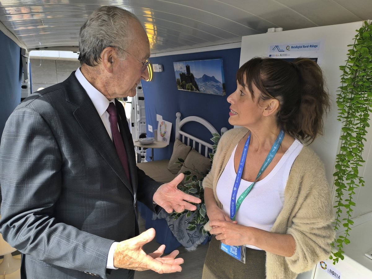 lanoria_mlg's tweet photo. 👀🏛️Visitaron la unidad domotizada de #MetadigitalRural➡️la consejera de Inclusión, @loleslopez; la delegada provincial de Inclusión, @ruthparticipa; la diputada de Innovación Social y Despoblamiento, @AlhaurinLedesma o el alcalde de Málaga, @pacodelatorrep. https://t.co/acNeOFrW28