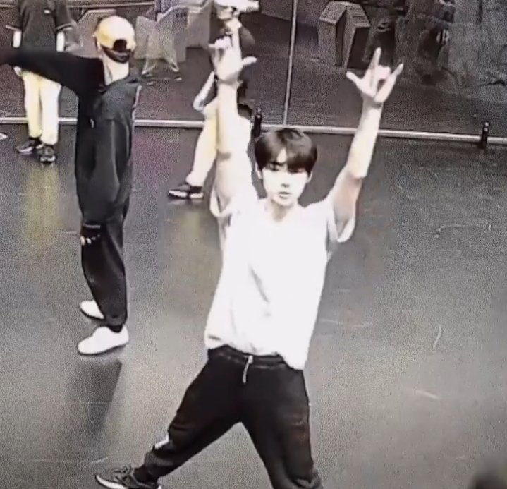 Tutu is busy 🐧 tweet media