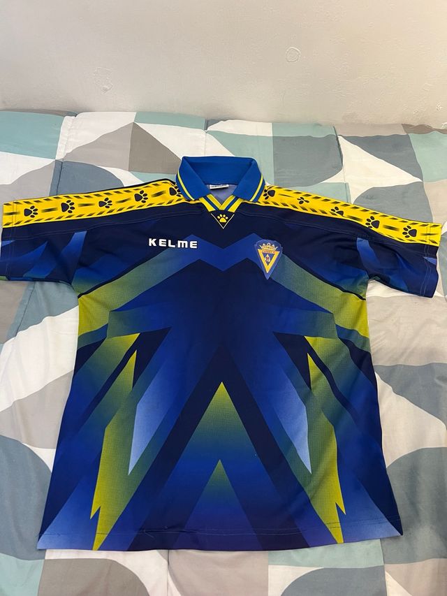 BFG91's tweet photo. @julian_calvero Hombre, eso de que no parece el Cadiz... Es casi clavada a esta que usaron en los 90 https://t.co/0uRTyxJrbR