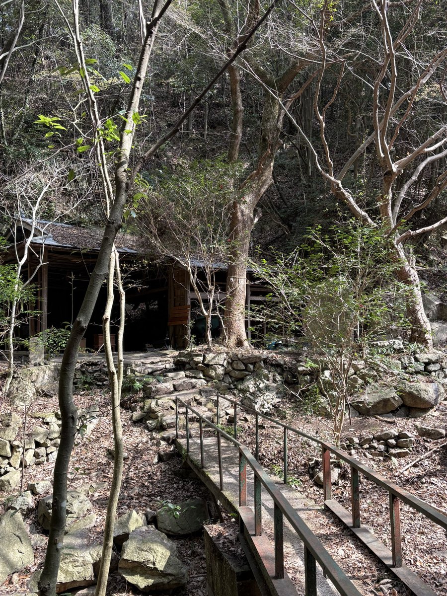 oksumish's tweet photo. 撮影スタッフと巡る 「神社」神戸ロケ地体験ツアーに参加しました⛩️
廃神社→空港シーン場所→ミョンジンの家→獅子ヶ池→丸山駅→祈祷所
廃神社がまだ存在してた😅
普段は行けないロケ地も行けて良かったです😊
ロケ弁が美味しかった😋
メイキング付きDVD📀欲しい🥰
#神戸のとびら 
#ジェジュン https://t.co/Uf6Mj5c9KP