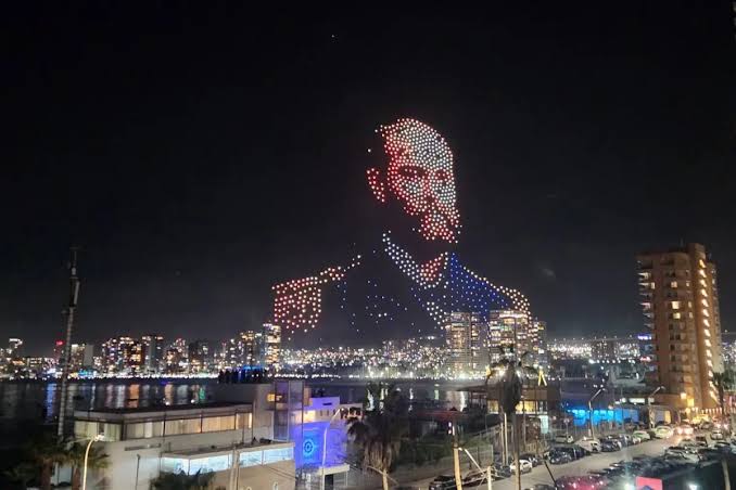satoruswft's tweet photo. que lindo el show de drones de bts hermanas ESPECTACULAR me encanta esta nueva era https://t.co/i9fvT6xW8N