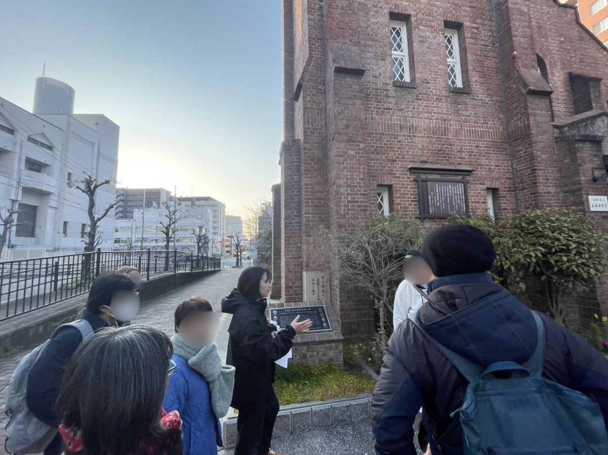 392mikumiku's tweet photo. 無事に初日が終。皆様ありがとう。学生も来てくれて心から感謝。写真はレクチャーの様子。日本の西洋演劇が居留地から発信されていたことがわかります。街歩きの予行演習に付き合ってくださったお客さんもいて色々意見をいただいて明日の土曜日の参考になりました。大阪の皆さん温かい感謝 #osaka https://t.co/hPZjQ6OMGC