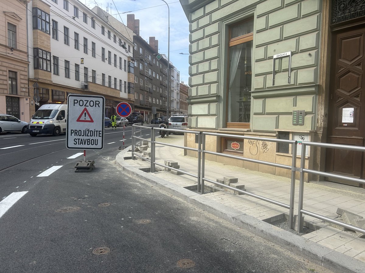 Vizner_CT's tweet photo. V brněnské Údolní ulici přibývají s koncem rekonstrukce nové prvky. Dělníci  dnes stříkají slibovaný cyklopruh, třetinu šířky chodníku na rohu zase ukouslo kovové zábradlí. https://t.co/p3E2Mrwc98