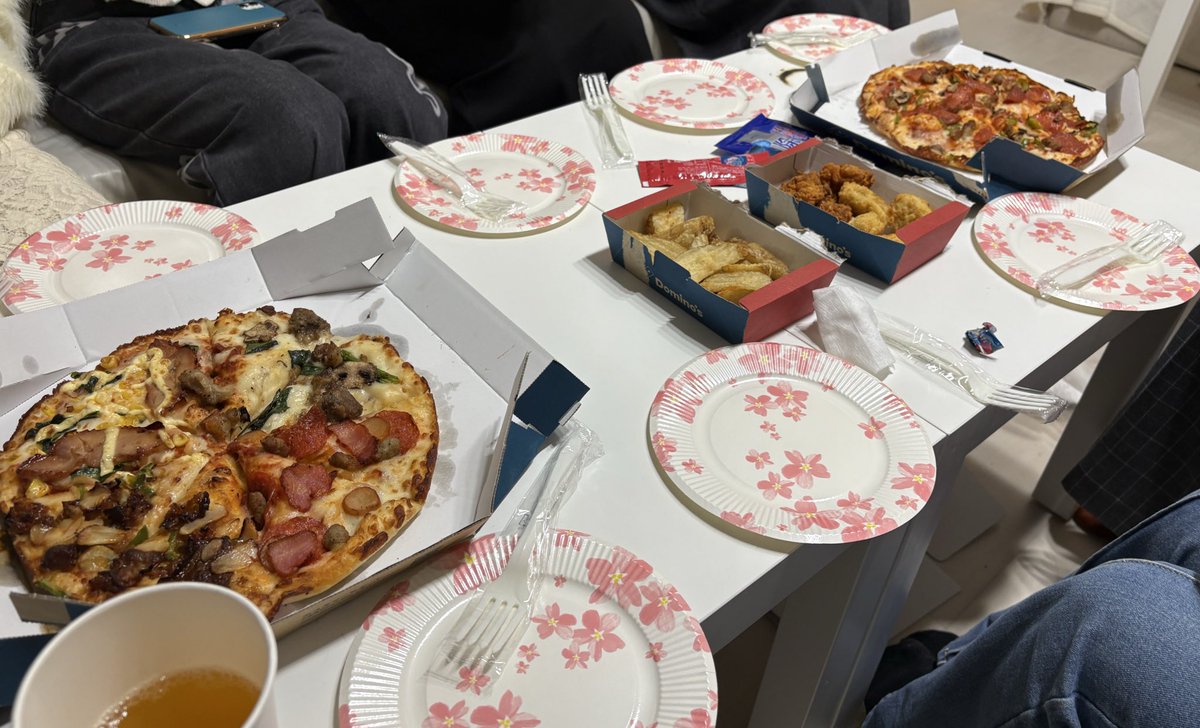 continental415's tweet photo. 年に1度の、ぽかぽか有岡担たちと集まってジャンクフードを食べて、にこにこになる日が今日だった〜🌼SorLとハニカミをみんなで見ました🎶今年も楽しかったです🎶(小並感) https://t.co/rexmGcB3sb