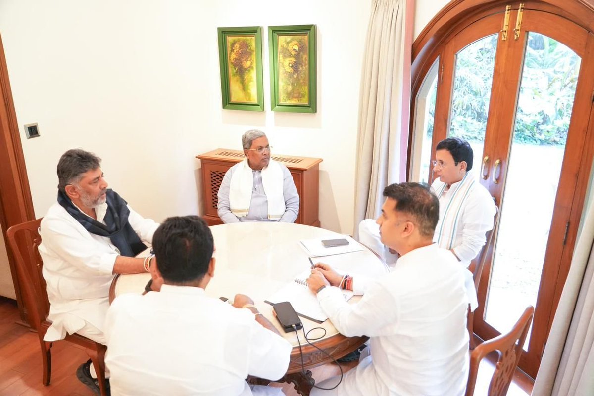 timesofindia's tweet image. #Bengaluru |  CM #Siddaramaiah, DCM #DKShivakumar, #RandeepSinghSurjewala, and AICC Secretary Abhishek Dutt held a meeting to finalise tickets for Davangere South and Bagalkot assembly by-elections.