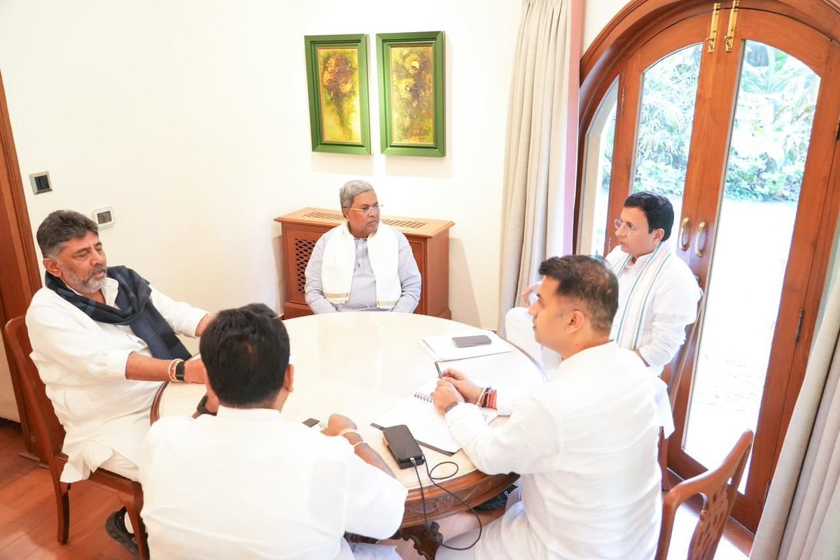 timesofindia's tweet image. #Bengaluru |  CM #Siddaramaiah, DCM #DKShivakumar, #RandeepSinghSurjewala, and AICC Secretary Abhishek Dutt held a meeting to finalise tickets for Davangere South and Bagalkot assembly by-elections.