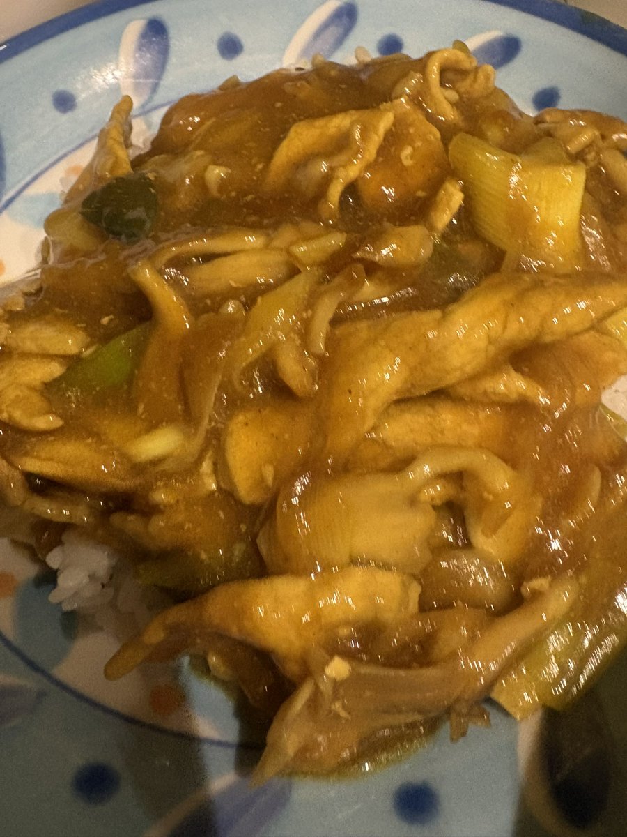 LEVEL1_cooker's tweet photo. 213話「たまーに食べたくなるよね」

というわけで肉つけ蕎麦です！ええ、それでやめときゃ良いのに蕎麦屋のカレーも作ってしまった、、、。美味いんだけど量が多すぎるてそれどころではない！うぷっ

#料理
#蕎麦屋さんのカレー https://t.co/1EVayRRwGA