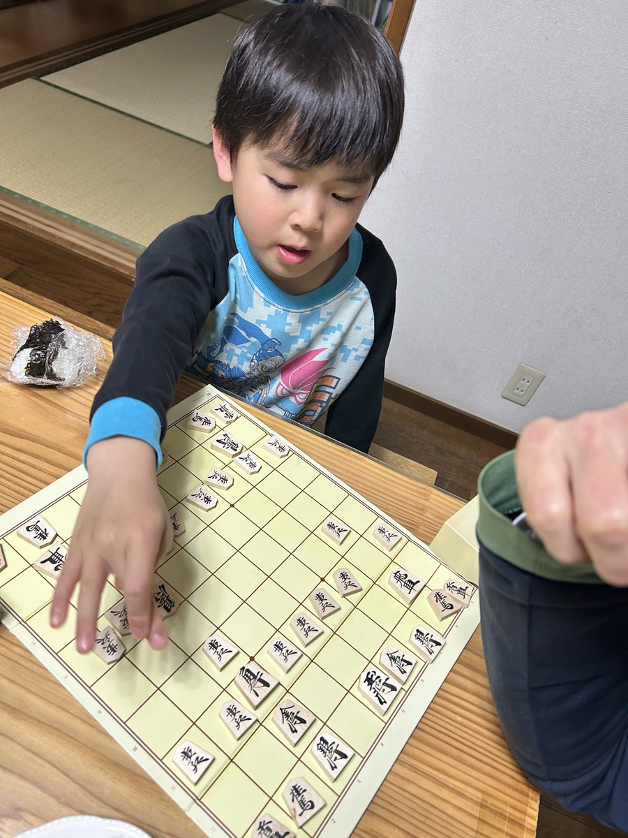 happymamalabo's tweet photo. げんげん負けたけど、ふてくされず詰将棋して、対局して、帰れましたー!
ありがとうございました!!!!
「勝っても負けても相手の気持ちを考える」
が、少しずつできるようになってきた☺️
そして帰ってからパパに解説してる
#将棋
#COBIN https://t.co/alLO1tU6Sw