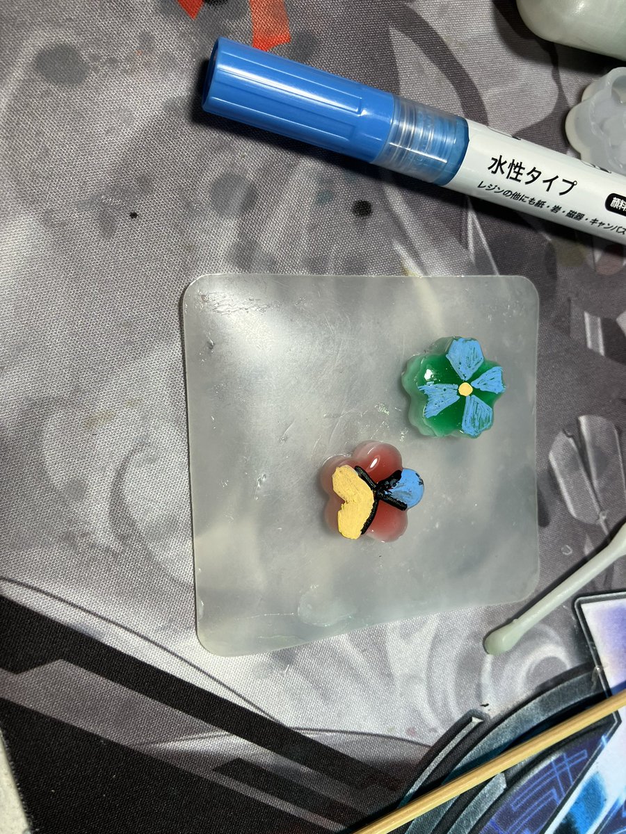kanna5201VG's tweet photo. レジンでヴァンガードの国家をイメージしたモチーフ作ってみたんだけど..普通にエネルギーマーカーとして使えそう...🤔 https://t.co/zSyZe8ztxH