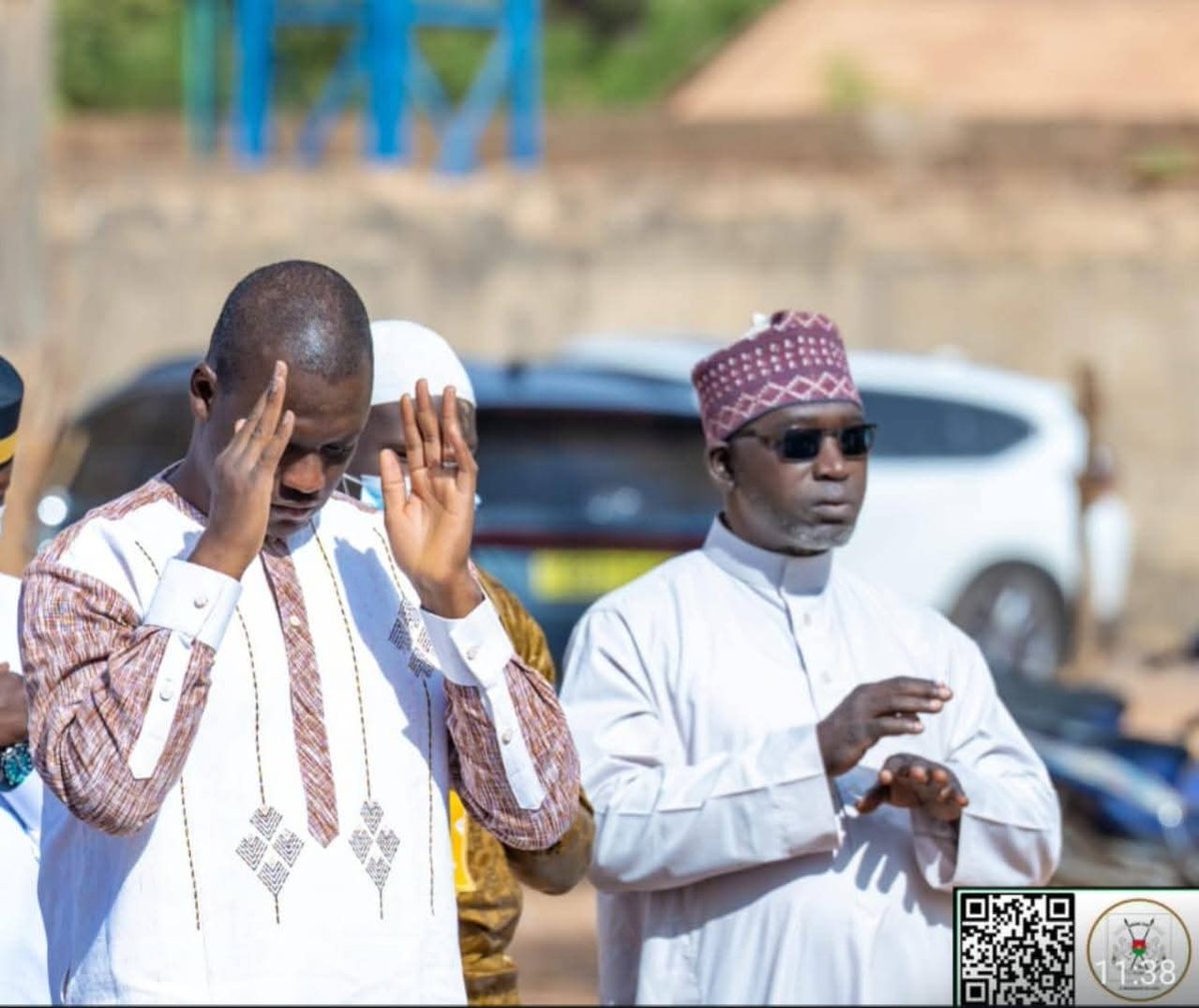 sigbf's tweet photo. Célébration de l’Aïd El-Fitr 2026 : le Président du Faso communie avec la communauté musulmane 

(Ouagadougou, 20 mars 2026). Le Président du Faso, Chef de l'État, Son Excellence le Capitaine Ibrahim TRAORÉ, a accompli ce vendredi la prière de Ramadan,  dans un quartier populaire de la ville de Ouagadougou. 

Dans un message publié un peu plus tôt dans la matinée, il a rendu hommage aux Forces combattantes sur le théâtre des opérations et appelé les Burkinabè à renforcer la cohésion sociale pour la paix, la stabilité et le développement du Burkina Faso.

Direction de la communication de la Présidence du Faso