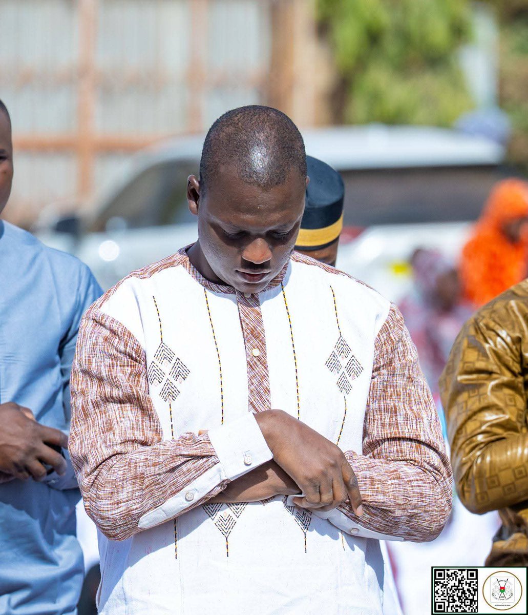 sigbf's tweet photo. Célébration de l’Aïd El-Fitr 2026 : le Président du Faso communie avec la communauté musulmane 

(Ouagadougou, 20 mars 2026). Le Président du Faso, Chef de l'État, Son Excellence le Capitaine Ibrahim TRAORÉ, a accompli ce vendredi la prière de Ramadan,  dans un quartier populaire de la ville de Ouagadougou. 

Dans un message publié un peu plus tôt dans la matinée, il a rendu hommage aux Forces combattantes sur le théâtre des opérations et appelé les Burkinabè à renforcer la cohésion sociale pour la paix, la stabilité et le développement du Burkina Faso.

Direction de la communication de la Présidence du Faso
