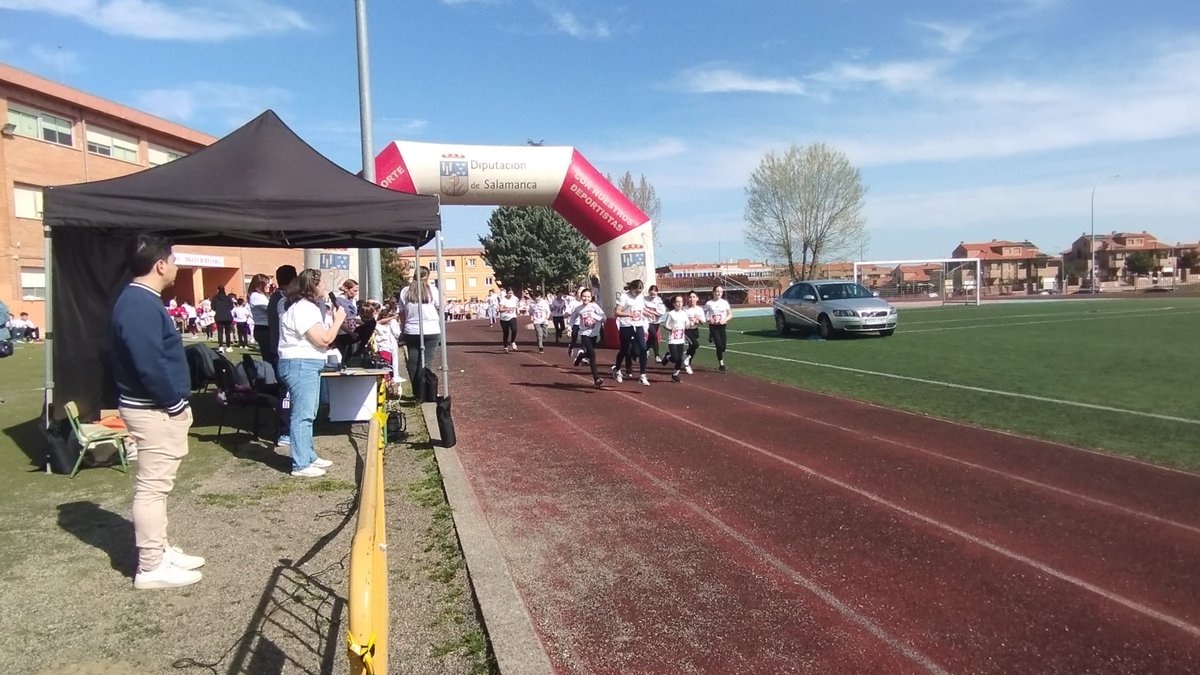 Más de 350 alumnos del Colegio Miguel Hernandez participaron ayer en la Carrera Solidaria con la que han recaudado 2.192 euros que se donarán a Save de Children