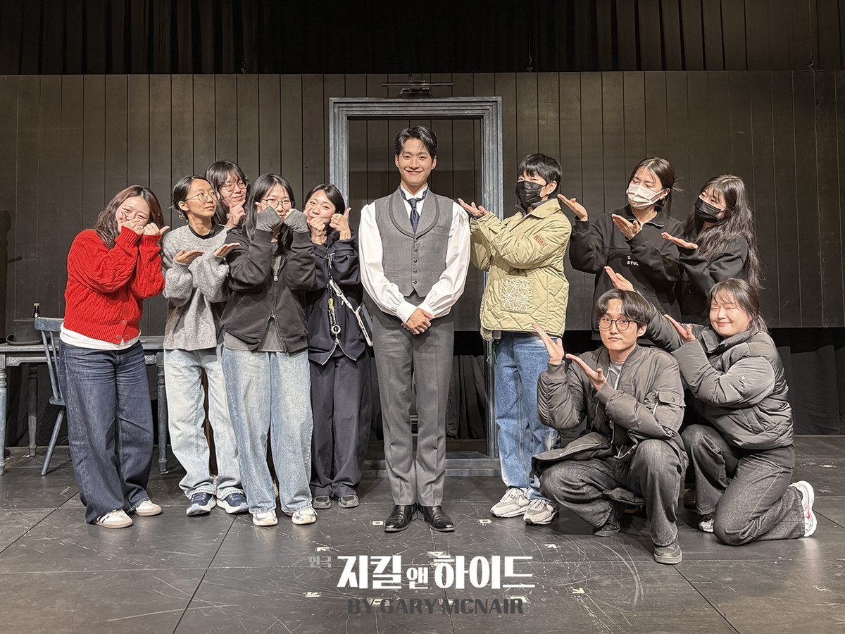 𝐓𝐇𝐄 𝐏𝐋𝐀𝐘 𝐉𝐄𝐊𝐘𝐋𝐋 𝐀𝐍𝐃 𝐇𝐘𝐃𝐄
𝐛𝐲 𝐆𝐚𝐫𝐲 𝐌𝐜𝐍𝐚𝐢𝐫
#연극 #지킬앤하이드

🎩 첫공 기념 사진

퍼포머 𝑷𝒆𝒓𝒇𝒐𝒓𝒎𝒆𝒓
#정욱진

#연극지킬앤하이드 #JEKYLLANDHYDE

-

연극 <지킬앤하이드>
2026.03.16 ~ 2026.06.07
링크더스페이스 2관