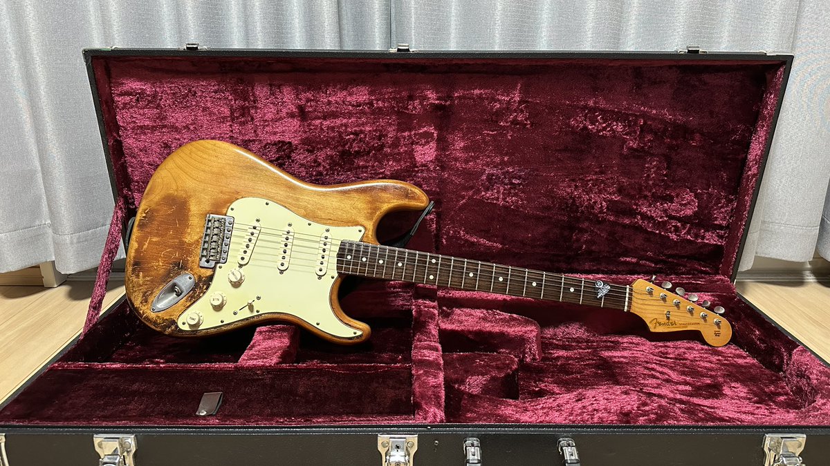 luna_pick's tweet photo. Fender Stratocaster菊丸再現

某工房でリフィニッシュしていただいた一本。ベースにしたギターの仕様上センターPU横のネジ位置や12フレットの寄り目、ネックプレートのシリアル刻印とかもっと拘りたい部分があるけど塗装はかなりの再現度だと思います！

#SUGIZO
#菊丸
#Fender
#Stratcaster https://t.co/yhRTUKJ1Df
