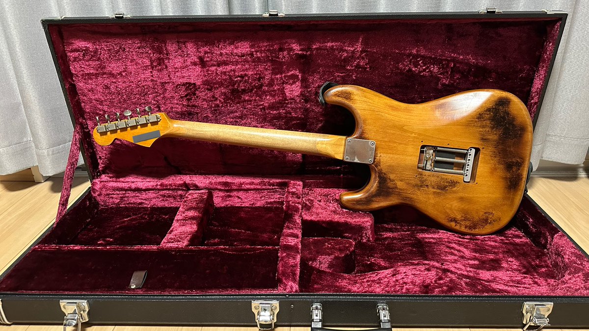 luna_pick's tweet photo. Fender Stratocaster菊丸再現

某工房でリフィニッシュしていただいた一本。ベースにしたギターの仕様上センターPU横のネジ位置や12フレットの寄り目、ネックプレートのシリアル刻印とかもっと拘りたい部分があるけど塗装はかなりの再現度だと思います！

#SUGIZO
#菊丸
#Fender
#Stratcaster https://t.co/yhRTUKJ1Df