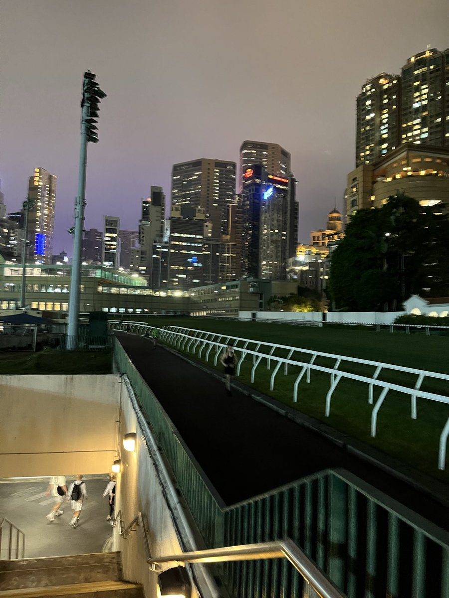 3776Tengu's tweet photo. 10kmテンポ走　37分43秒
ハッピーバレー競馬場
22℃
ここ最近の中では涼しい。もう少しペースを上げたい。とても長い時間をかけてドリルをやる人を多く見かけた。教えてる人もやや怪しげ…その時間を少しでも走る時間にあてた方が良いかもしれないですよ、と思いました。 https://t.co/6vRBNpfioO