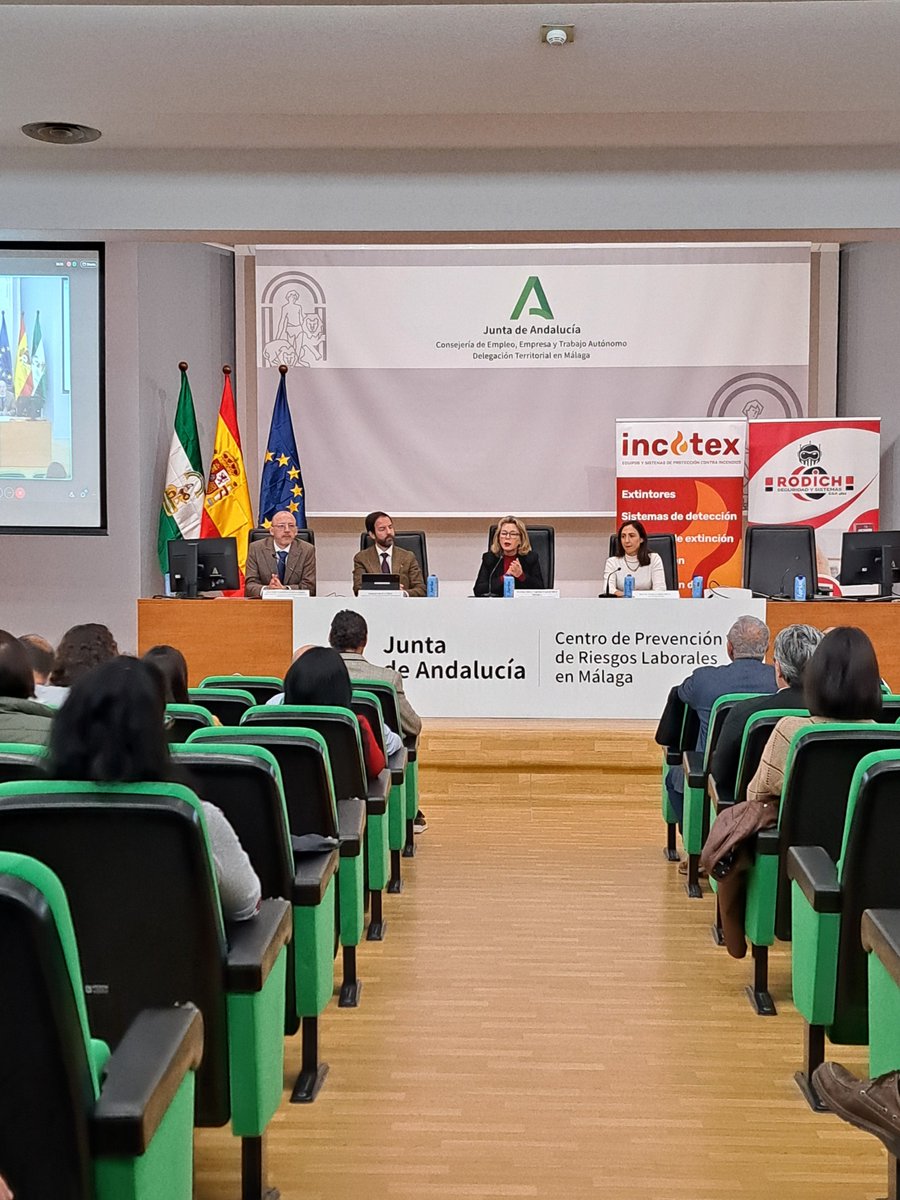 MalagaJuntaEE's tweet photo. La delegada @carmenssierra_ inaugura junto a @RodichSeguridad e @IncotexMalaga una #jornada técnica sobre la #seguridad y #salud en el #trabajo ante situaciones con riesgo de #incendio. Conocemos los avances tecnológicos y la nueva normativa. #PRL #Protección https://t.co/pKYPszK2gr