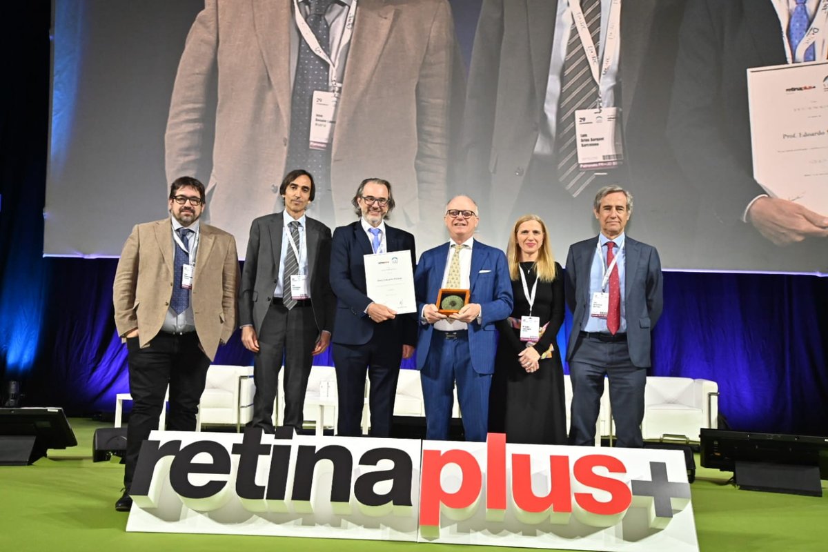 RetinaSERV's tweet photo. Entrega de la medalla de honor de la SERV al Prof. Edoardo Midena.
Conferencia Magistral
Diabetic Macular Edema: from Bench to AI
#29CongresoSERV #SERV2026 #Retina #oftalmología https://t.co/p7R7HihBNT