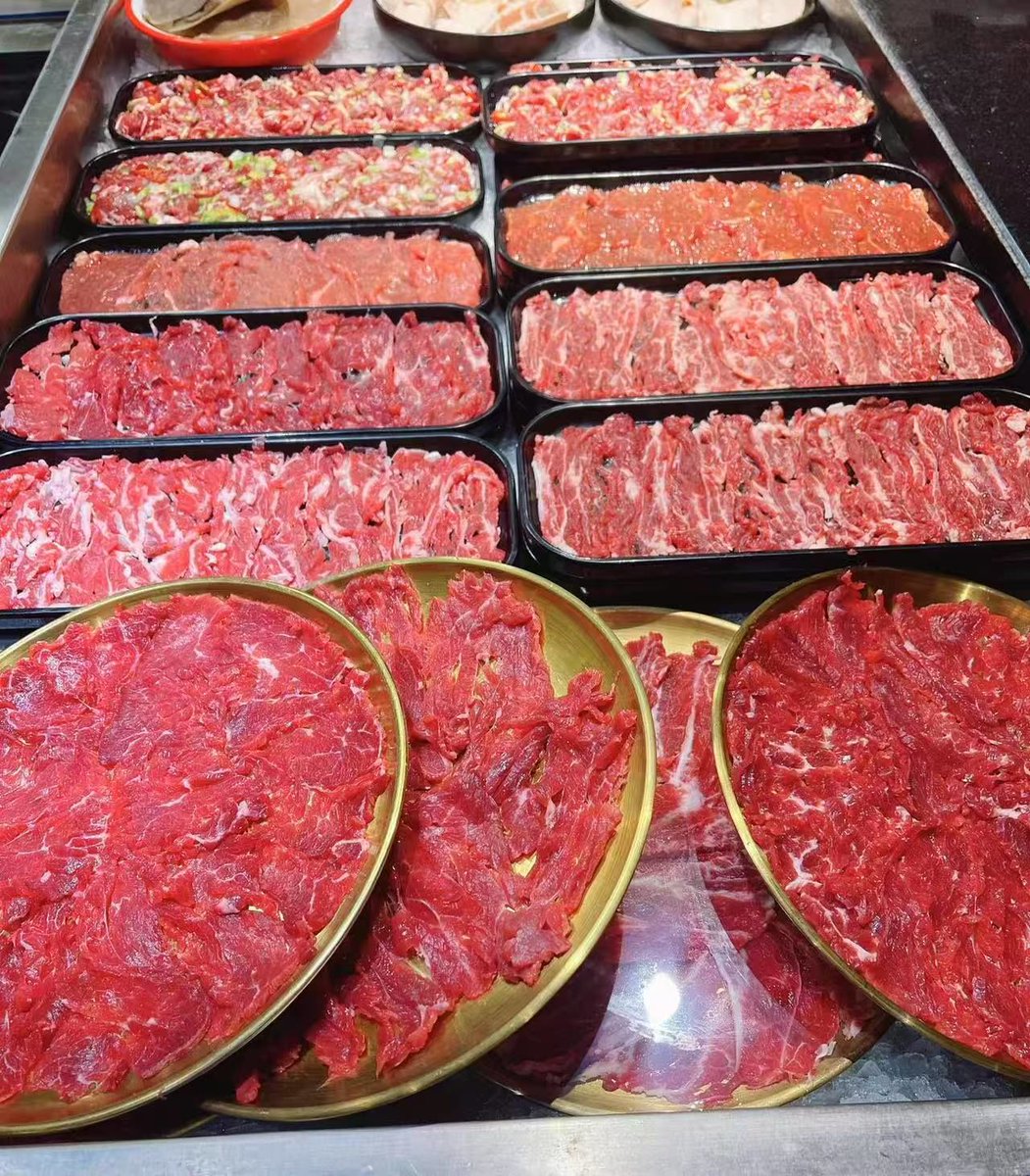 kl3686's tweet photo. 「今日测评：鲜切黄牛肉片！纹理像大理石般细腻，涮8秒卷成小波浪，咬开爆汁还带奶香气～配沙茶酱绝了！囤货党闭眼冲」， https://t.co/2FSVBgvfUj