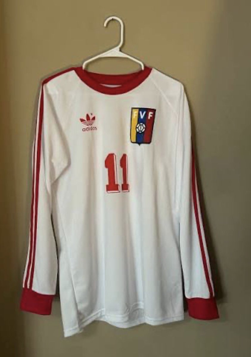 El nuevo diseño de la camiseta visitante de la vinotinto, está inspirado en la indumentaria que se llevó en los 60s.

Sin embargo, por ser parte de la colección originals, es imposible no relacionarlo con la época ochentera.
